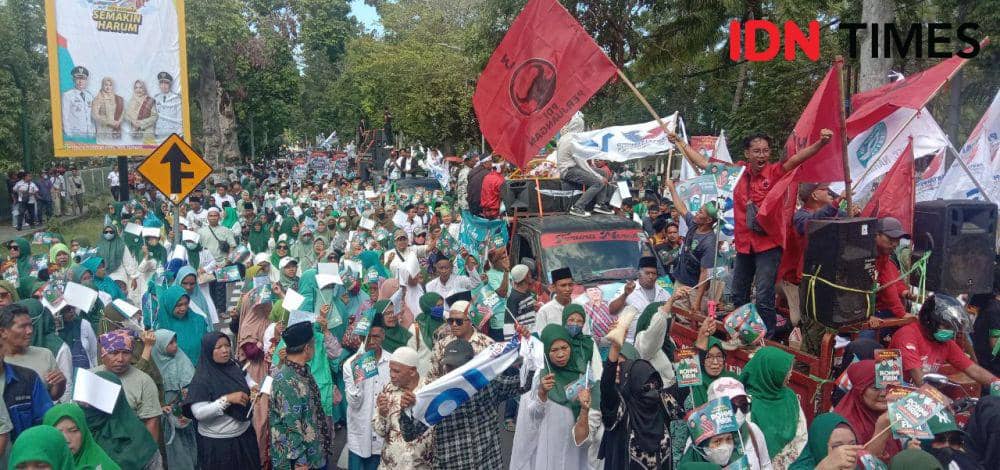 Massa pendukung pasangan Rohmi-Firin saat menuju KPU NTB, Rabu (28/8/2024) siang. (IDN Times/Muhammad Nasir)