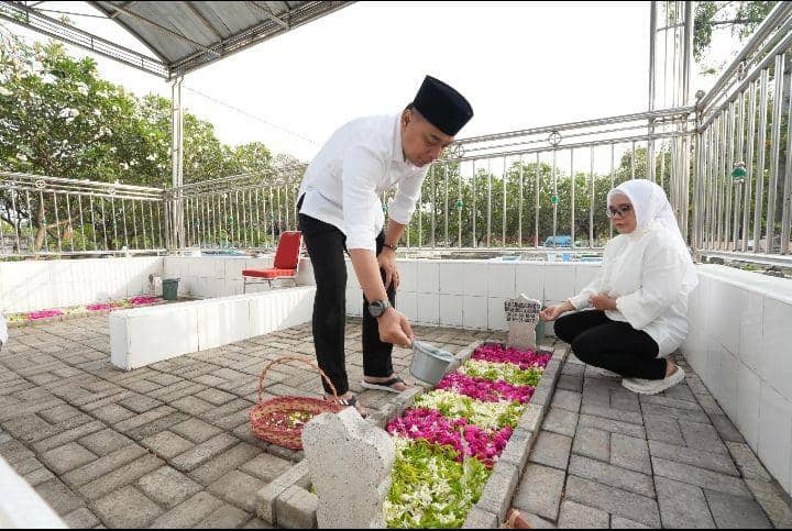 Eri Cahyadi Ziarah Ke Makam Ayah Sebelum Daftar ke KPU  Surabaya