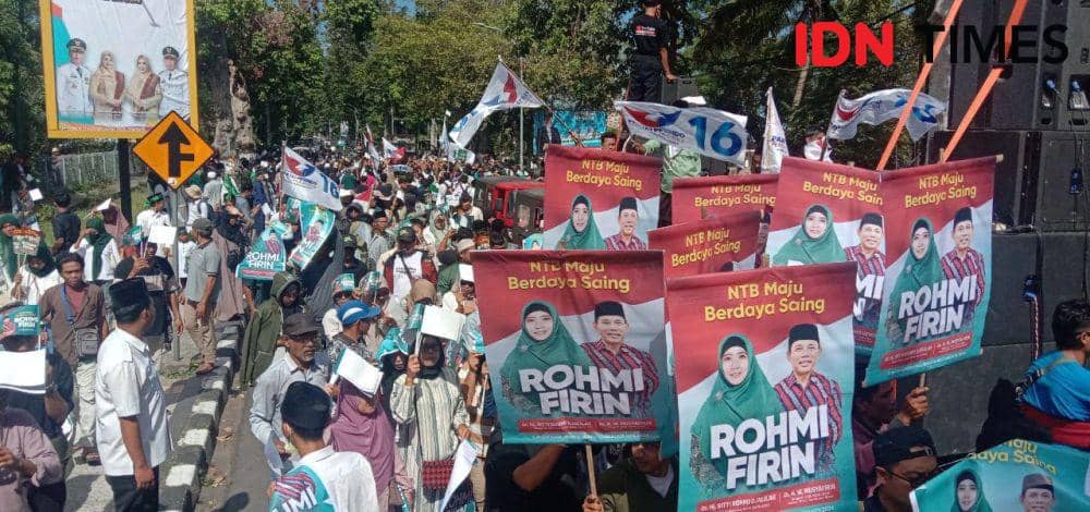Belasan ribu pendukung mengantar Rohmi-Firin mendaftar ke KPU NTB, Rabu (28/8/2024). (IDN Times/Muhammad Nasir)