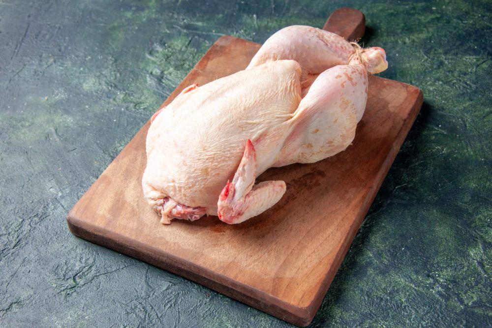 Daging ayam utuh (freepik.com/mdjaff)