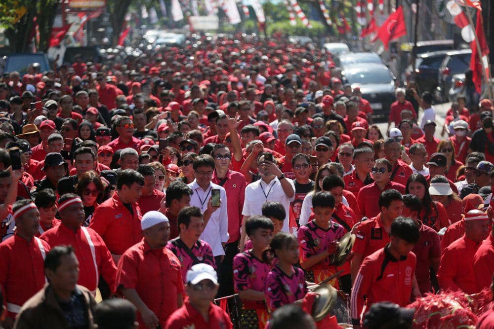 Petahana Andrei Angouw-Richard Sualang saat diantar ratusan pendukungnya mendaftarkan diri ke KPU Manado, Sulawesi Utara, Rabu (28/8/2024). IDNTimes/Istimewa