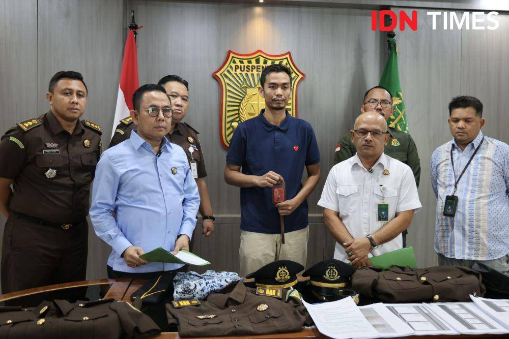 Kejaksaan Agung (Kejagung) menangkap seorang jaksa gadungan berinisial CAN di Apartemen Pakubuwono Terrace, Jakarta Selatan, Selasa (27/8/2024). (IDN Times/Irfan Fathurohman)