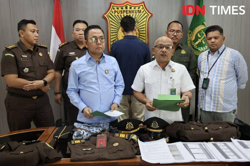 Kejaksaan Agung (Kejagung) menangkap seorang jaksa gadungan berinisial CAN di Apartemen Pakubuwono Terrace, Jakarta Selatan, Selasa (27/8/2024). (IDN Times/Irfan Fathurohman)