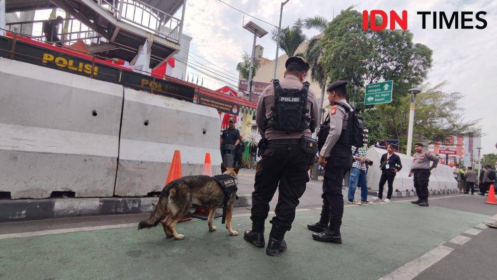 Anjing pelacak K-9 diterjunkan untuk bantu pengamanan pendaftaran KPU DKI (IDN Times/Yosafat Diva Bayu Wisesa)