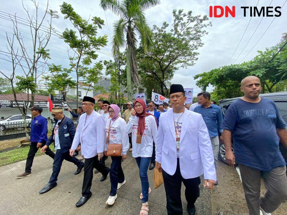 Sutarmidji-Didi jalan kaki mendaftarkan diri ke KPU Kalbar usai deklarasi. (IDN Times/Teri).