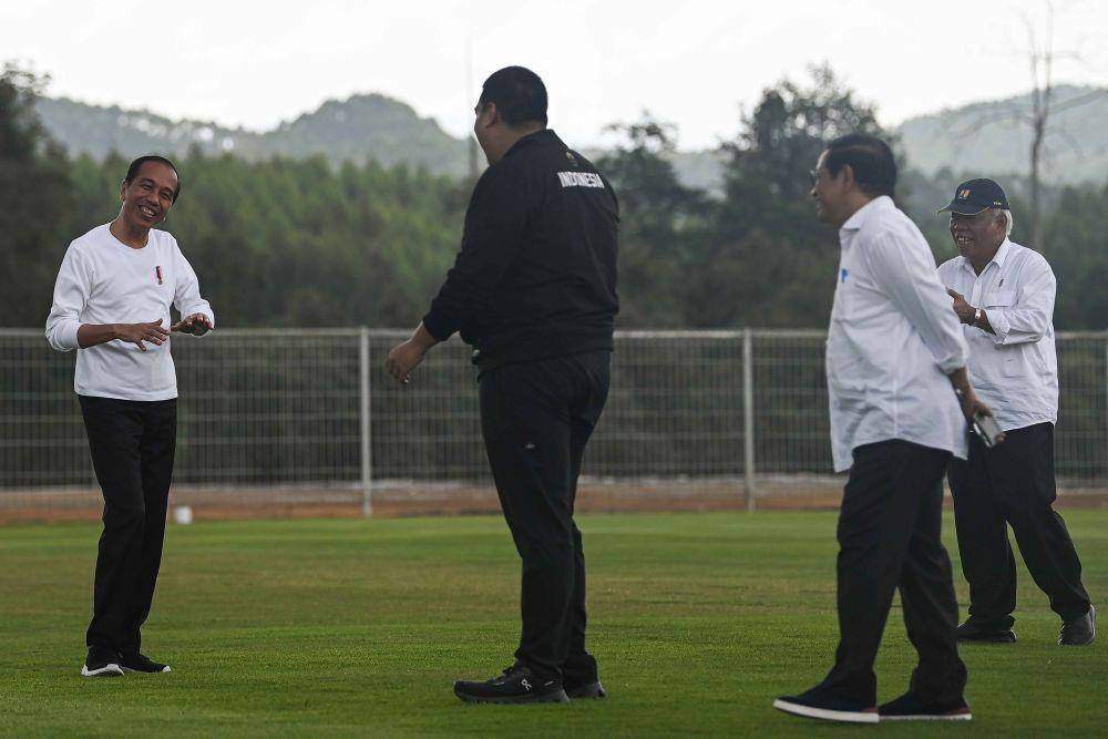 Presiden Joko Widodo (kiri) berbincang dengan Menpora Dito Ariotedjo (kedua kiri), Plt Kepala OIKN Basuki Hadimuljono (kanan) dan Seskab Pramono Anung saat meninjau lapangan pusat pelatihan nasional PSSI di Ibu Kota Nusantara, Kalimantan Timur, Selasa (13/8/2024). (ANTARA FOTO/Sigid Kurniawan)