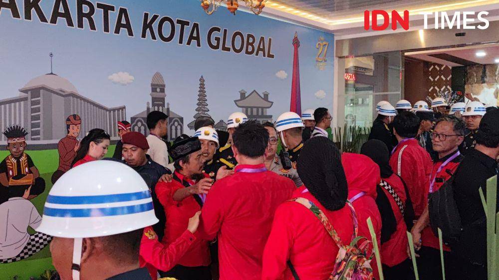 Pendukung Pramono-Rano Terlibat Adu Mulut dengan Pamdal KPU (IDN Times/Yosafat Diva Bayu Wisesa)
