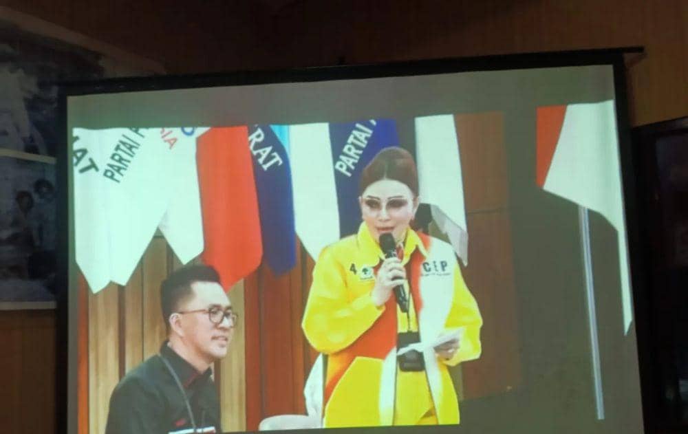 Ketua DPD I Golkar Sulut, Tetty Paruntu, dan Ketua DPW PSI Sulut, Melky Pangemanan, ikut mengantar pasangan Yulius Lumbaa-Victor Mailangkay ke KPU Sulawesi Utara. IDNTimes/Istimewa