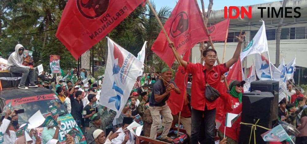 Belasan ribu pendukung mengantar Rohmi-Firin mendaftar ke KPU NTB, Rabu (28/8/2024). (IDN Times/Muhammad Nasir)