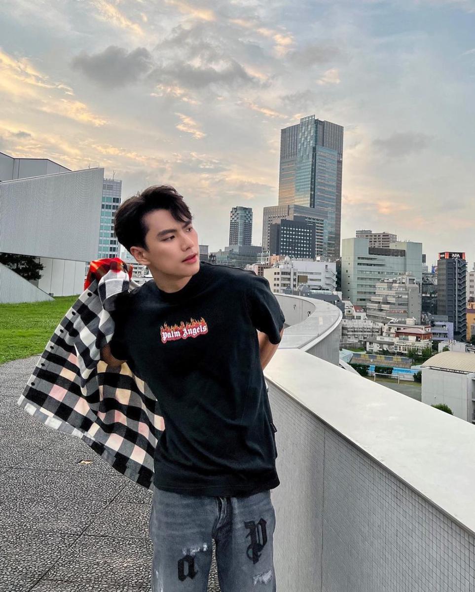 potret outfit padu padan celana jeans ala Ohm Pawat (instagram.com/ohmpawat)