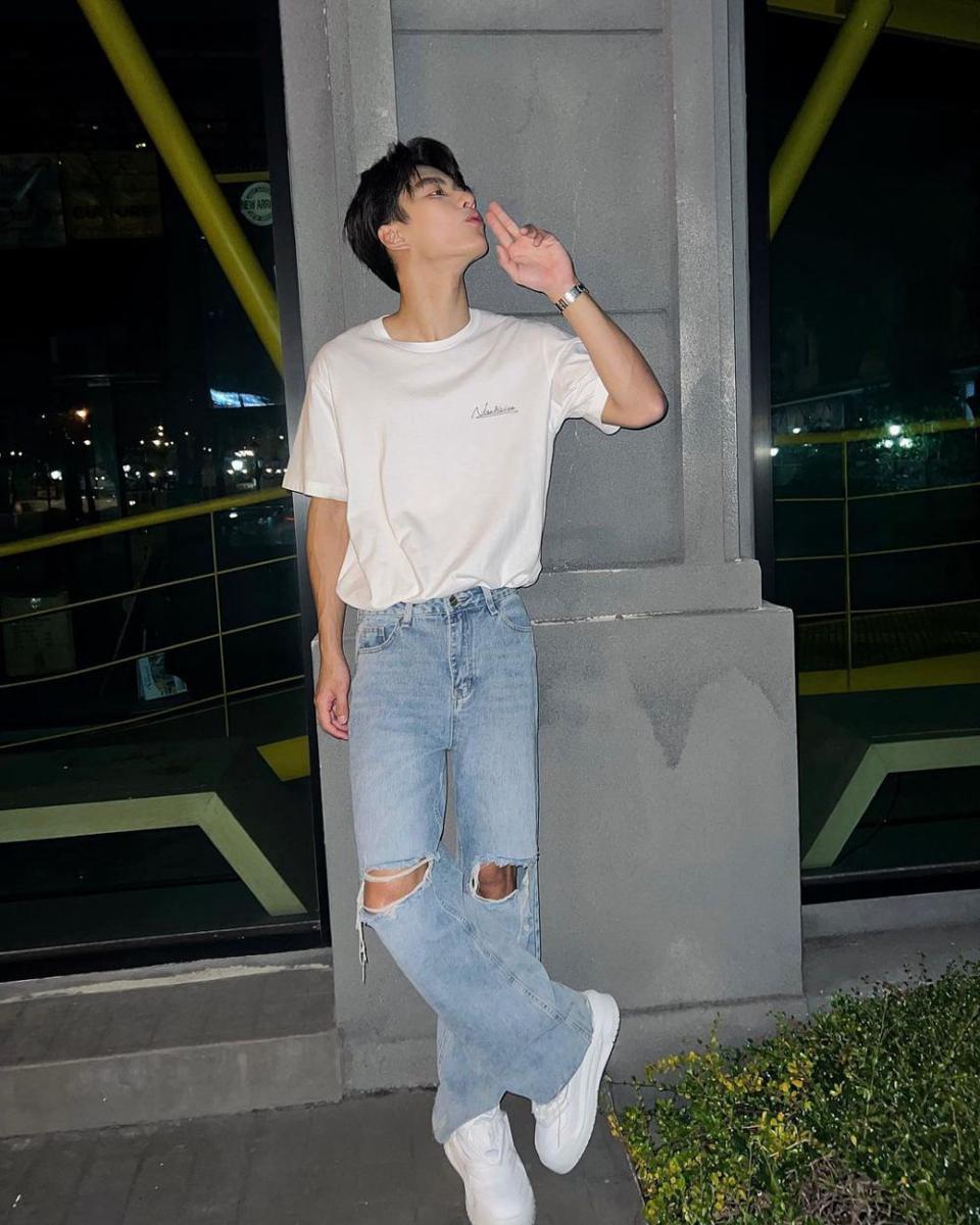 potret outfit padu padan celana jeans ala Ohm Pawat (instagram.com/ohmpawat)