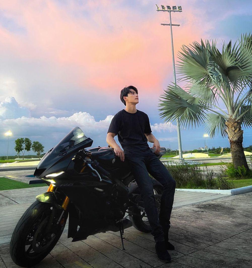 potret outfit padu padan celana jeans ala Ohm Pawat (instagram.com/ohmpawat)