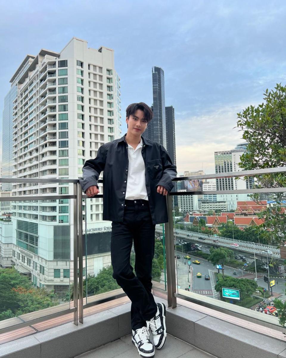 potret outfit padu padan celana jeans ala Ohm Pawat (instagram.com/ohmpawat)