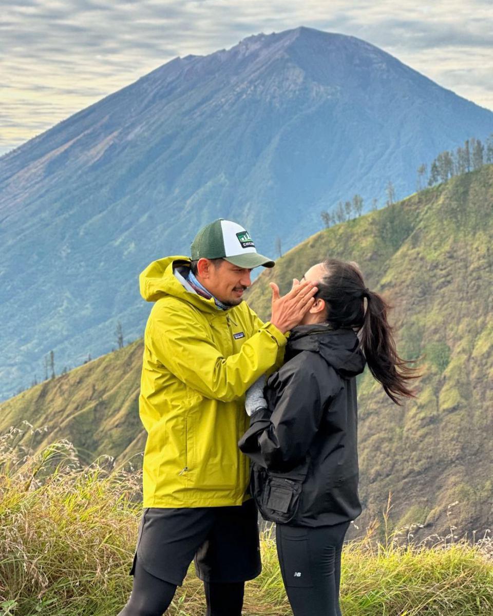 potret Ririn Ekawati dan Ibnu Jamil mendaki (instagram.com/ririnekawati)