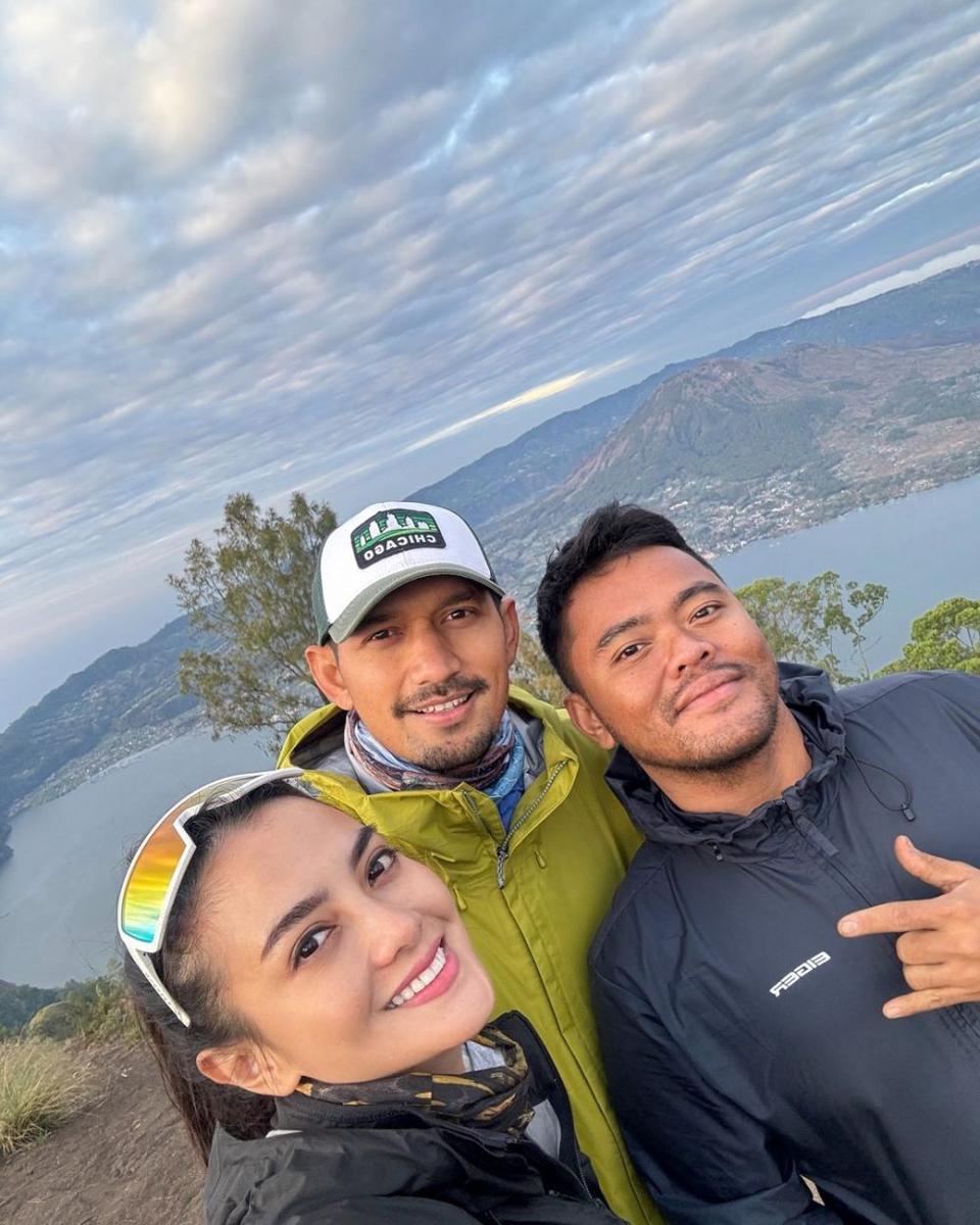 potret Ririn Ekawati dan Ibnu Jamil mendaki (instagram.com/ririnekawati)