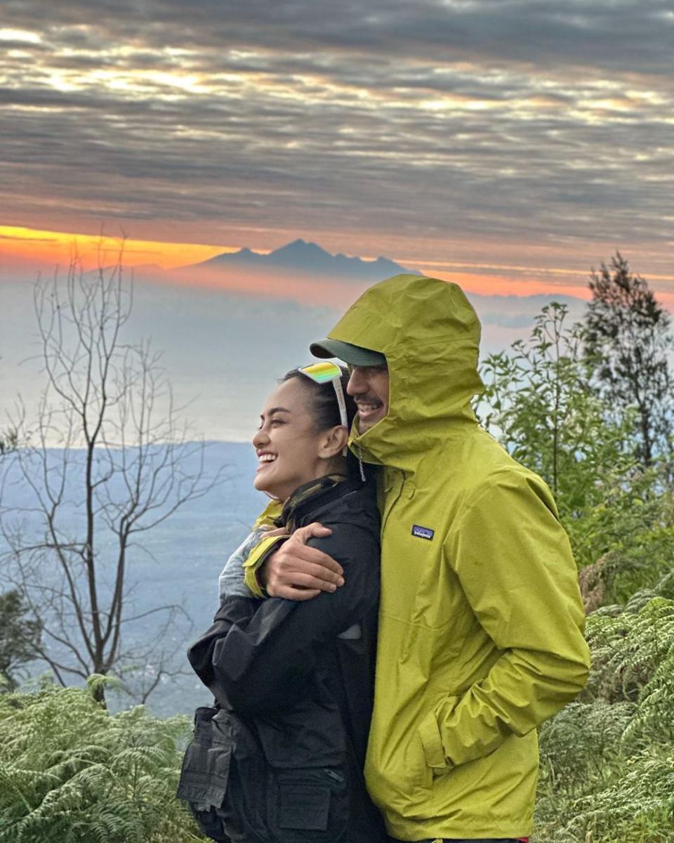 potret Ririn Ekawati dan Ibnu Jamil mendaki (instagram.com/ririnekawati)