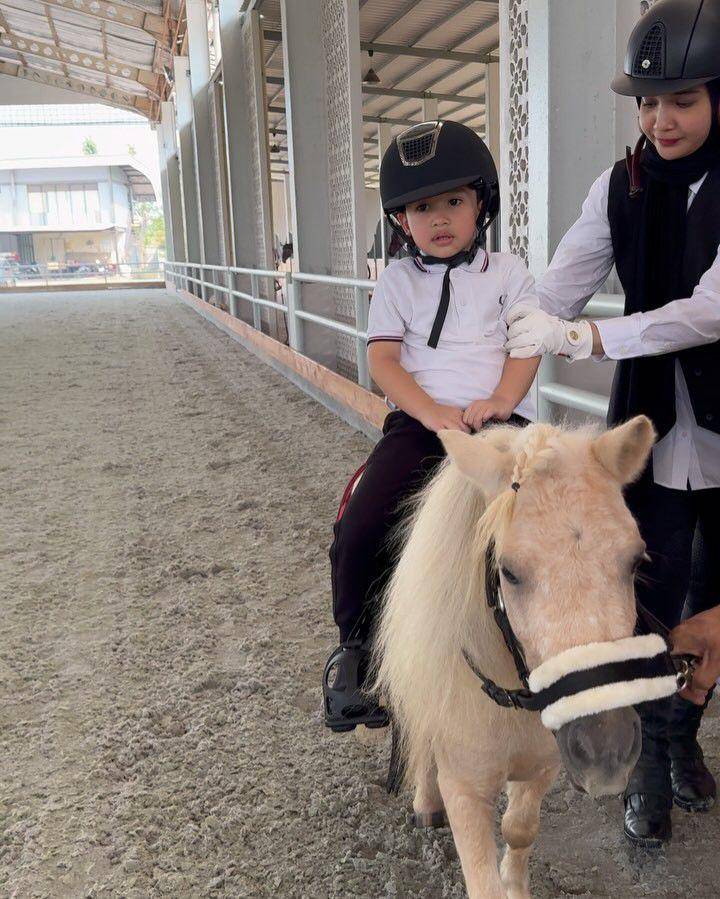 Potret Zaskia Sungkar dan Ukkasya berkuda (Instagram.com/zaskiasungkar15)
