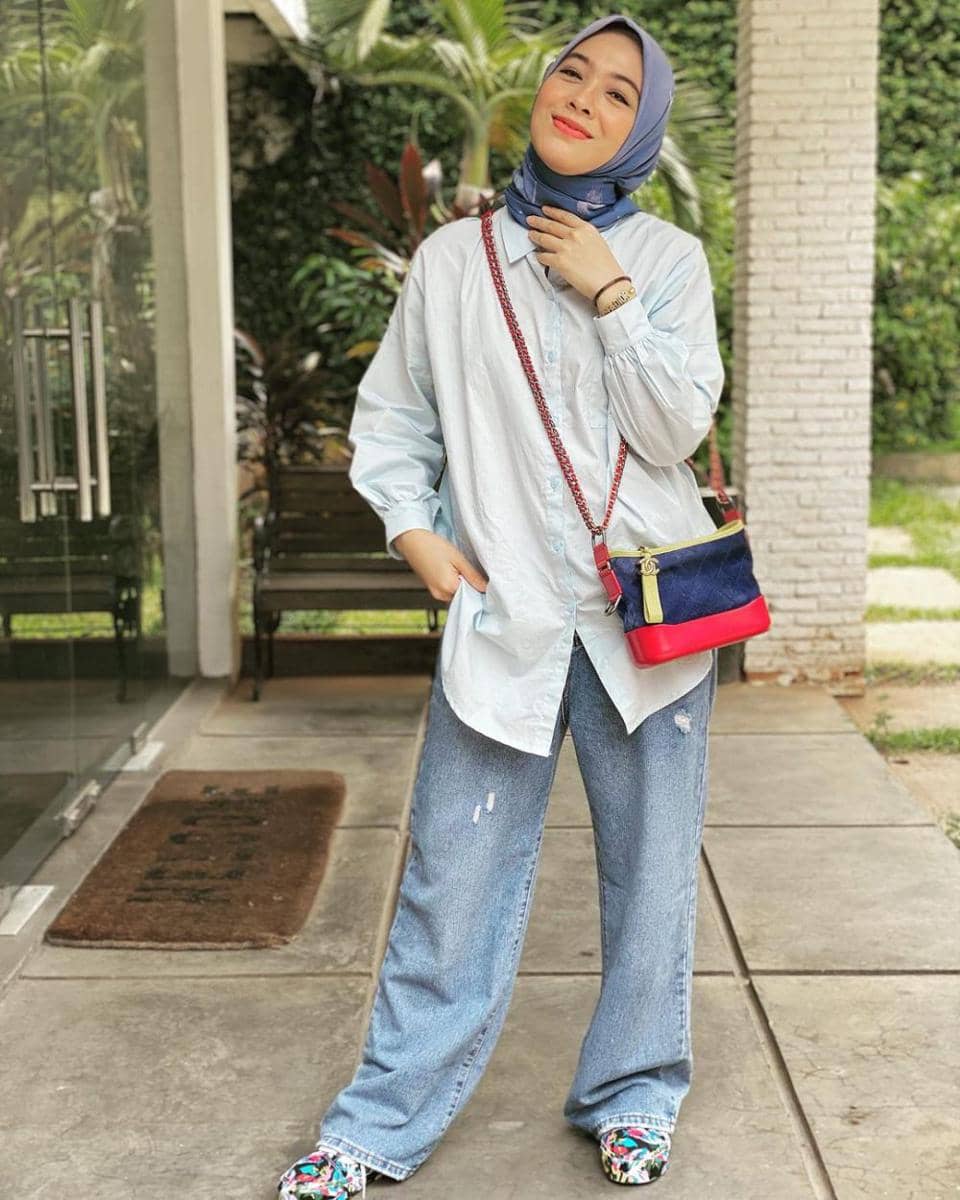 ide mix and match kemeja buat ngantor ala Dian Ayu Lestari (instagram.com/dianayulestari)