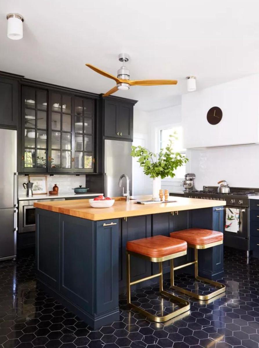 ide desain dapur minimalis kombinasi warna netral (bhg.com)