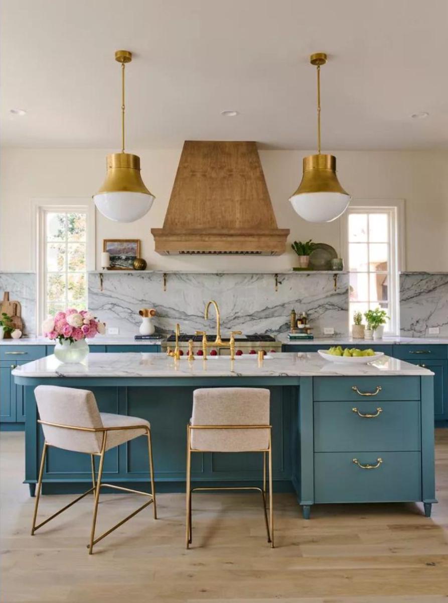 ide desain dapur minimalis kombinasi warna netral (bhg.com)