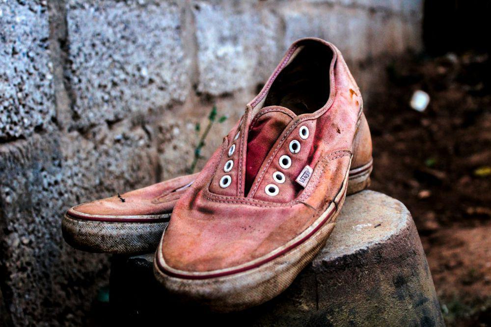 Ilustrasi sepatu kotor. (unsplash.com/Dickens Sikazwe)