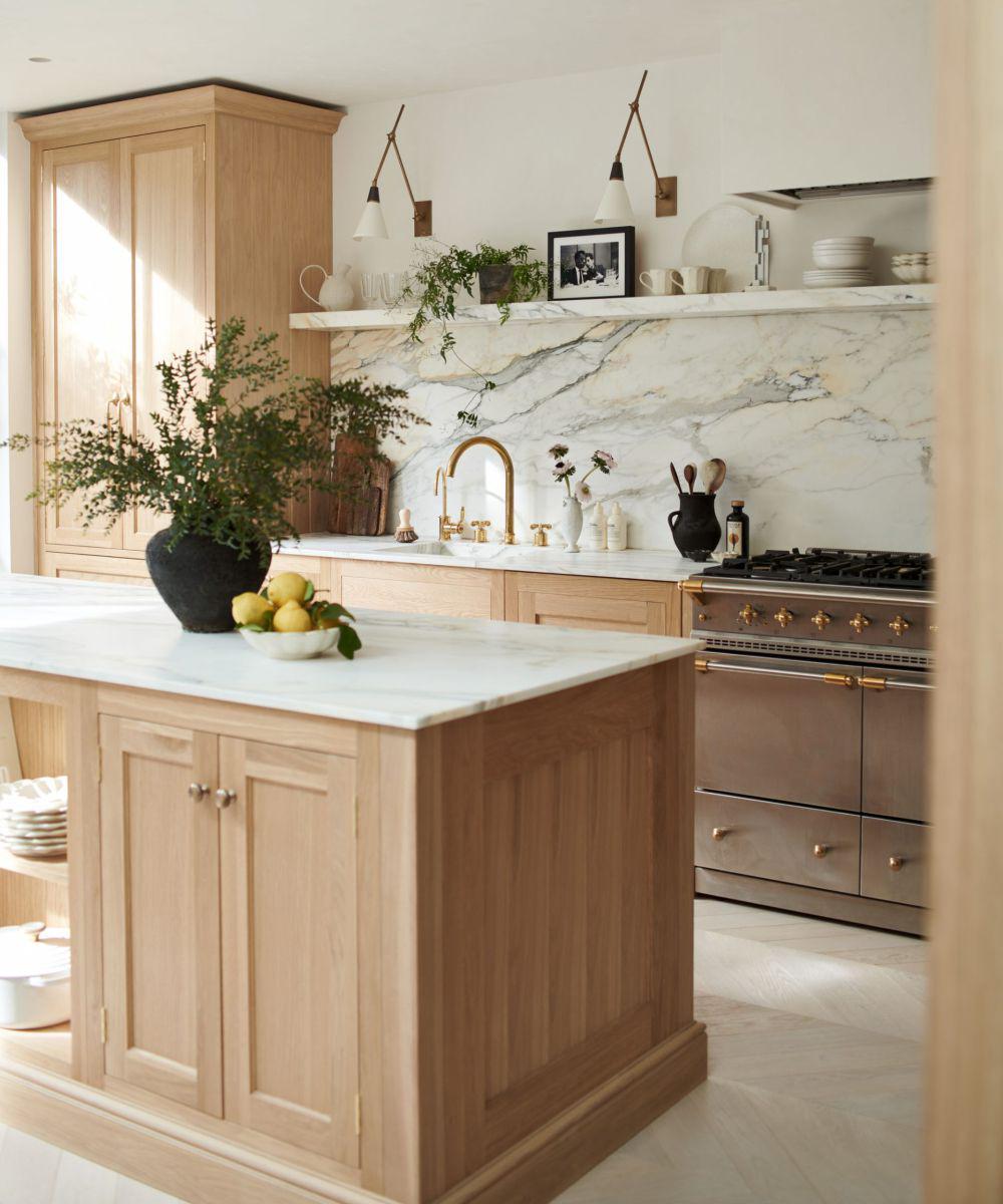 ide desain dapur minimalis kombinasi warna netral (homesandgardens.com)