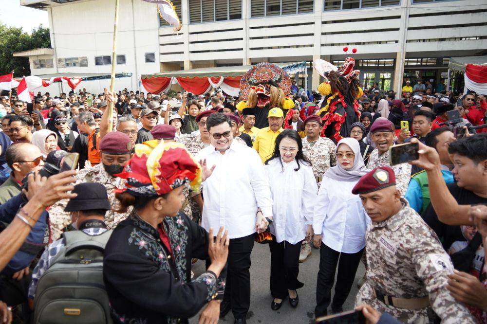Setidaknya lebih dari dua ribu orang yang turun ke jalan untuk mengantarkan bakal calon petahana ini ke KPU padai hari pertama pendaftaran, Selasa (27/8/2024). (Dok. Kediri)