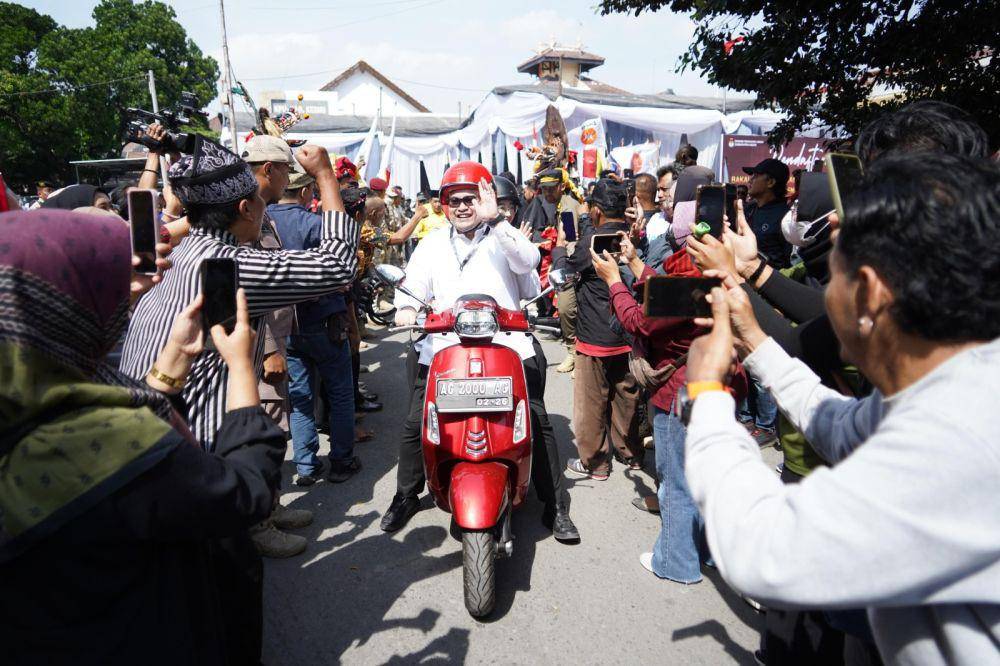 Setidaknya lebih dari dua ribu orang yang turun ke jalan untuk mengantarkan bakal calon petahana ini ke KPU padai hari pertama pendaftaran, Selasa (27/8/2024). (Dok. Kediri)