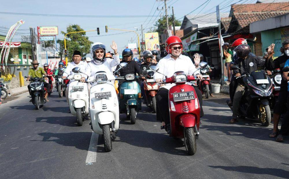 Setidaknya lebih dari dua ribu orang yang turun ke jalan untuk mengantarkan bakal calon petahana ini ke KPU padai hari pertama pendaftaran, Selasa (27/8/2024). (Dok. Kediri)