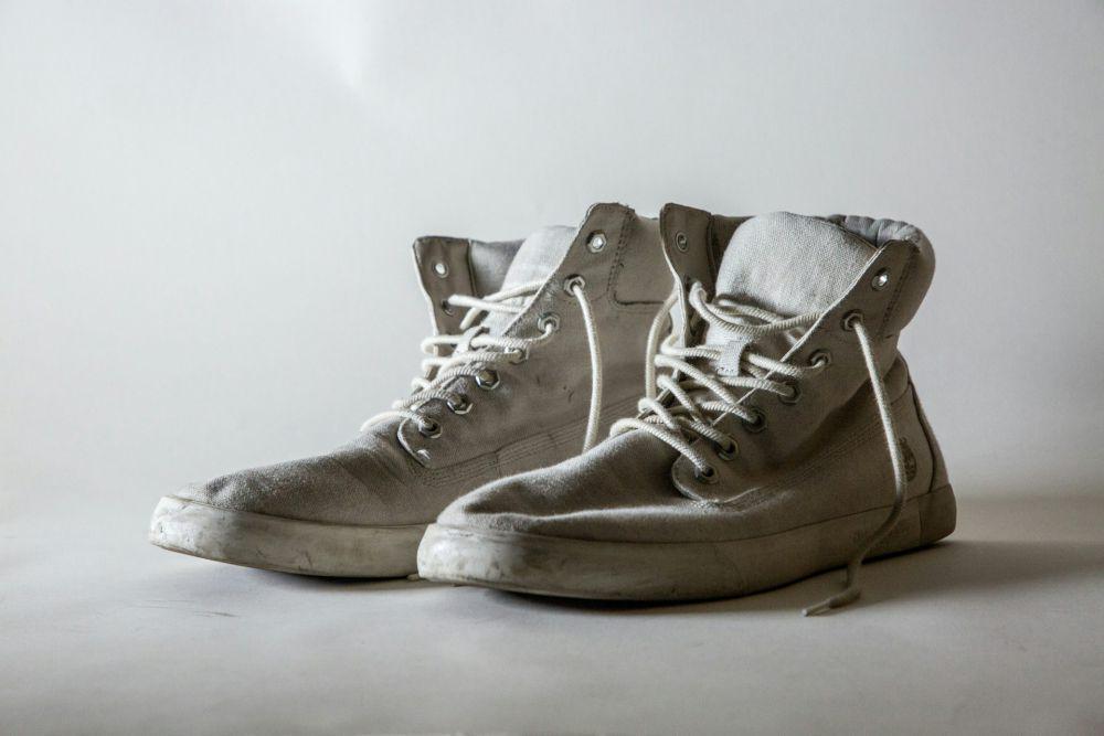 Ilustrasi sepatu kotor. (unsplash.com/Giorgio Trovato)