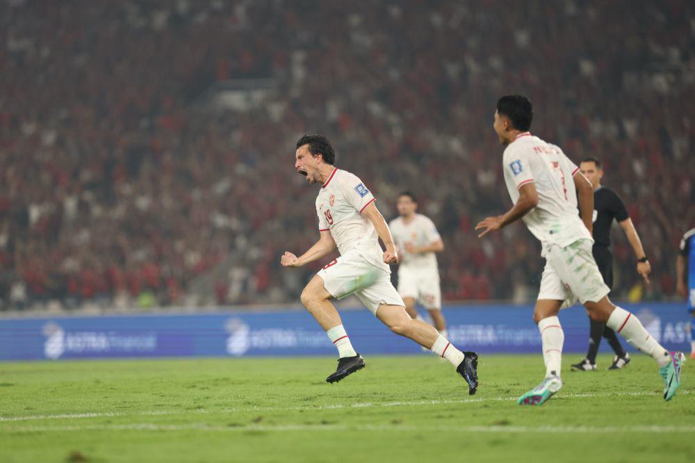 Potret Gelandang Timnas Indonesia, Thom Haye setelah mencetak gol melawan Filipina di Stadion Gelora Bung Karno