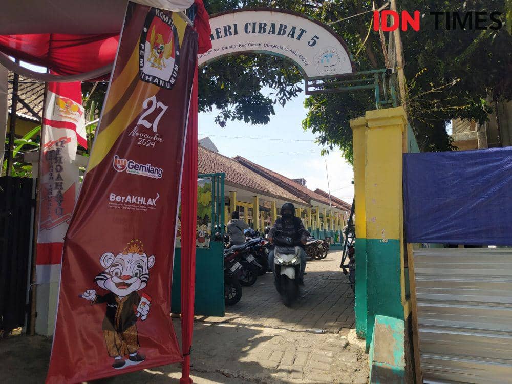 Siswa SDN 5 Cibabat Belajar Daring karena Pendaftaran Pilkada Cimahi