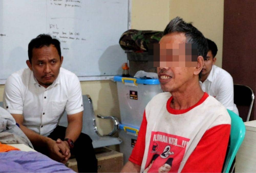 Tersangka Ahmad Sanusi diamankan petugas Polres Pringsewu. (Dok. Polres Pringsewu).