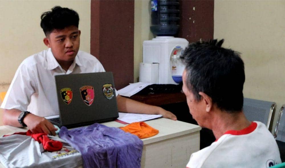 Tersangka Ahmad Sanusi diamankan petugas Polres Pringsewu. (Dok. Polres Pringsewu).