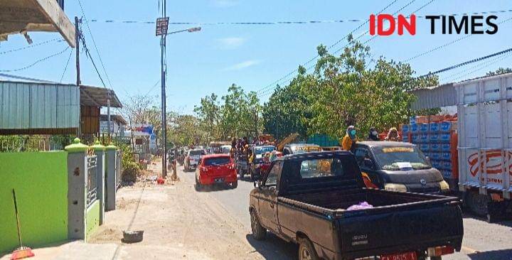 Foto kondisi jalan macet antara bundaran Tente dan Bandara SMS Bima (IDN Times/Juliadin)