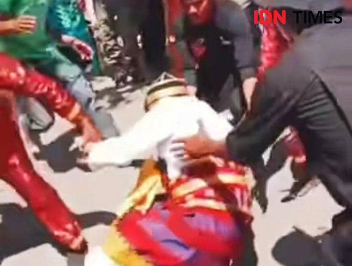Abdul Kader Jaelani Jatuh dari Kuda saat Hendak Mendaftar ke KPU Dompu