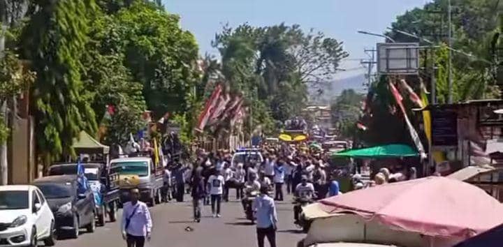 Foto AKJ-SYAH bersama ribuan masa pendudukan ketika menuju kantor KPU Dompu (Dok/Istimewa)