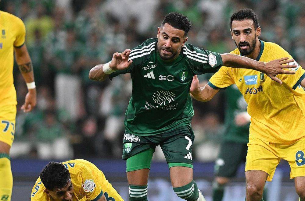 Riyad Mahrez (jersei hijau) saat membela Al-Ahli. (instagram.com/riyadmahrez26.7)