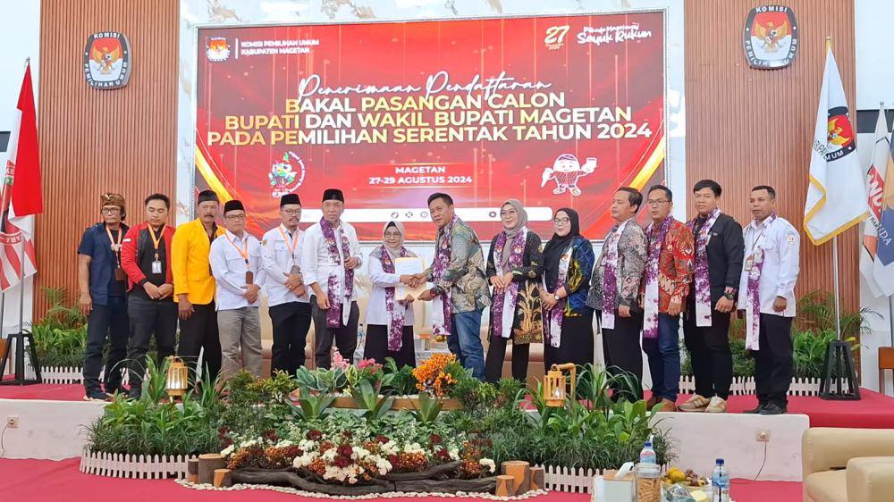 Pasangan Nanik Endang Rusminiarti dan Suyatni Priasmoro menyerahkan berkas pendaftaran ke KPU Magetan. IDN Times/ Riyanto.