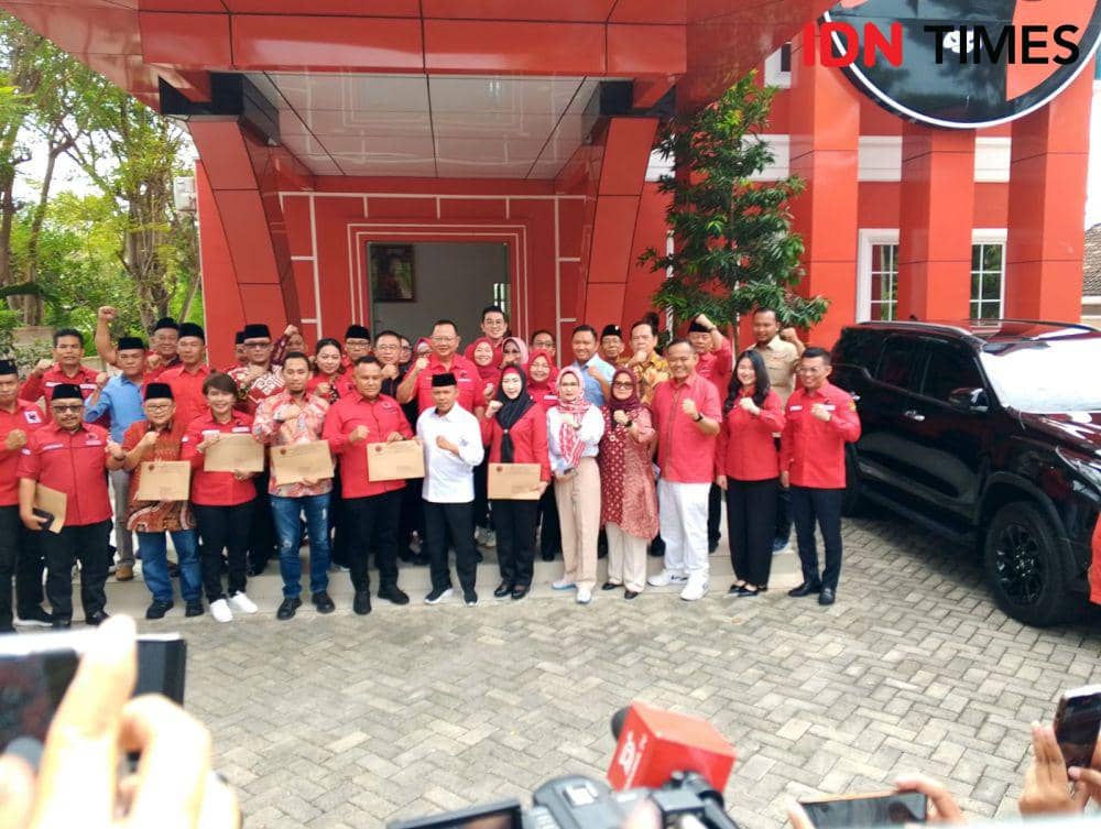 PDI Perjuangan menerbitkan surat keputusan (SK) B1 KWK kepada 14 pasangan bakal calon kepala daerah di Pilkada 2024 Provinsi Lampung, Rabu (28/8/2024). (IDN Times/Tama Yudha Wiguna).
