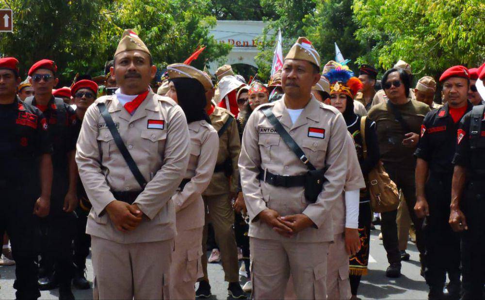 Bakal calon bupati Ngawi Ony Anwar Harsono dan calon wakil bupati Dwi Rianto Jatmiko mendaftar ke KPU Ngawi kenakan baju ala pejuang. IDN Times/ Riyanto.