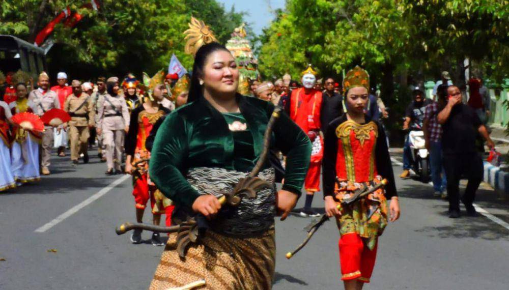 Bakal calon bupati Ngawi Ony Anwar Harsono dan calon wakil bupati Dwi Rianto Jatmiko mendaftar ke KPU Ngawi kenakan baju ala pejuang. IDN Times/ Riyanto.