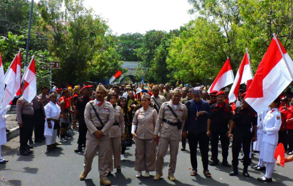 Bakal calon bupati Ngawi Ony Anwar Harsono dan calon wakil bupati Dwi Rianto Jatmiko mendaftar ke KPU Ngawi kenakan baju ala pejuang. IDN Times/ Riyanto.