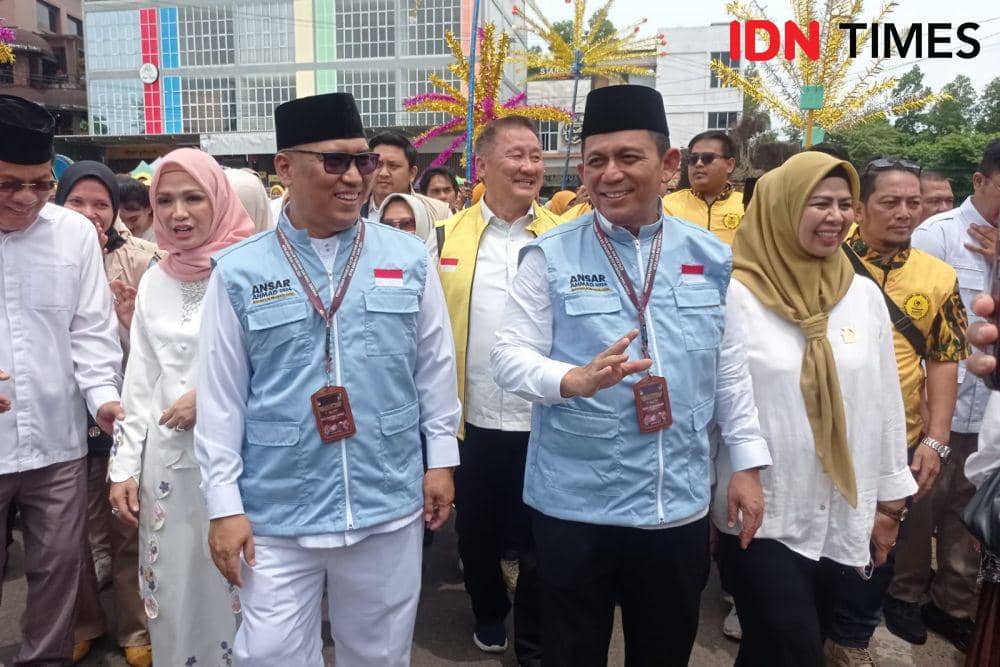 Ansar Ahmad dan Nyanyang Haris saat akan mengunjungi KPU Kepri (IDN Times/Putra Gema Pamungkas)