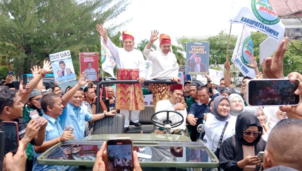 Paslon Gubernur Riau Abdul Wahid-SF Hariyanto Diantar UAS ke KPU