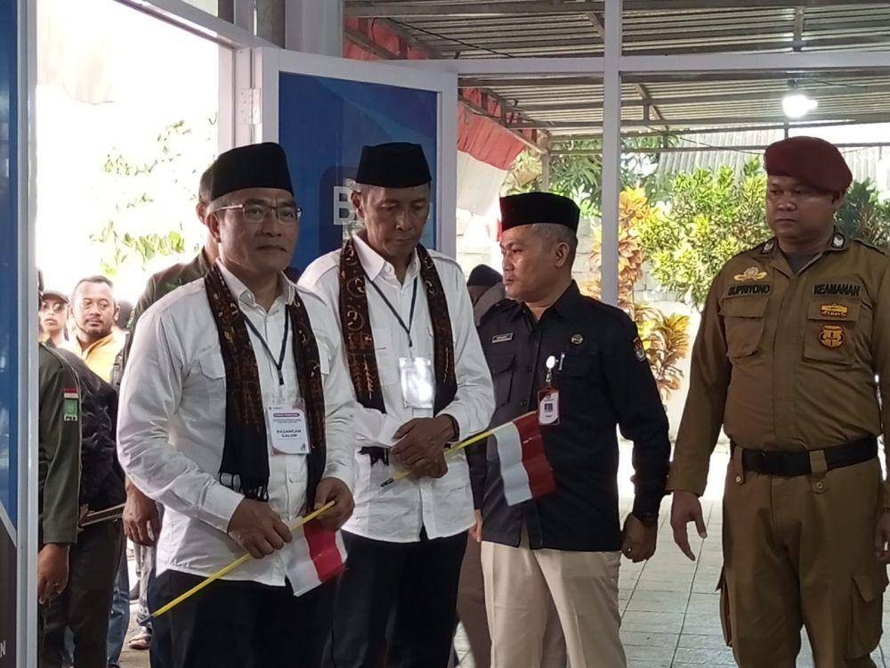 Bapaslon Halim-Daftar ke KPU Bantul.(IDN Times/Daruwaskita)