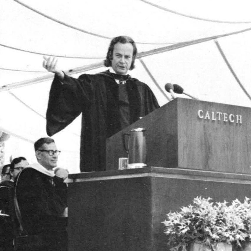 Richard Feynman memberikan pidato pembukaan di Institut Teknologi California tahun 1974 (commons.wikimedia.org/Unknown Author)