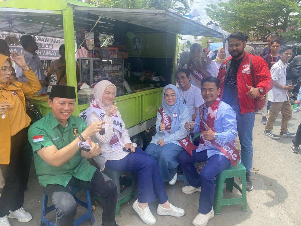 M Yamin dan Ananda duduk ngopi setelah mendaftar ke KPU sebagai calon wali kota Banjarmasin.