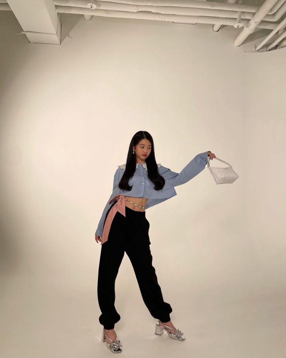 ide outfit nuansa biru ala Wonyoung IVE (instagram.com/for_everyoung10)