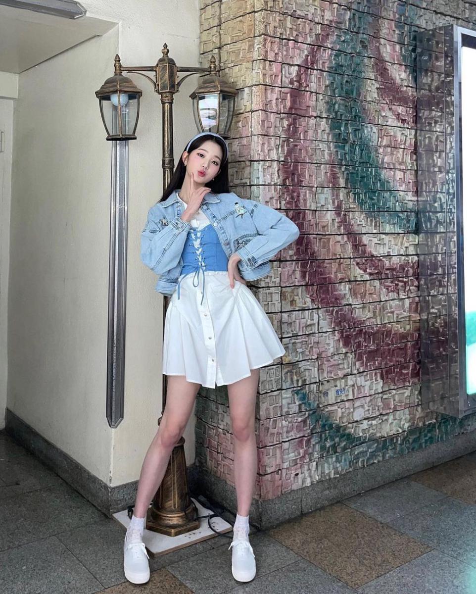 ide outfit nuansa biru ala Wonyoung IVE (instagram.com/for_everyoung10)
